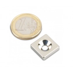 Reiällinen neliömagneetti 15x15x4mm (uppokanta)