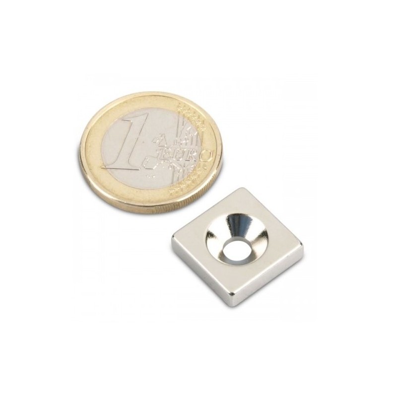 Reiällinen neliömagneetti 15x15x4mm (uppokanta)
