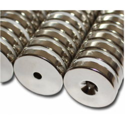 Reiällinen kiekkomagneetti 32x7mm (uppokanta)